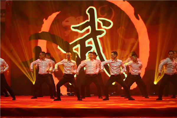 2仁和集團(tuán)隆重舉行2019年春節(jié)聯(lián)歡晚會(huì) 1.jpg